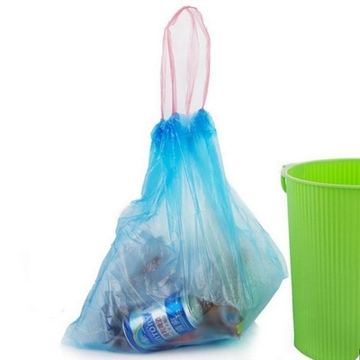 Groene plastic vuilniszakken, blikken voor milieuvriendelijk afvalbeheer