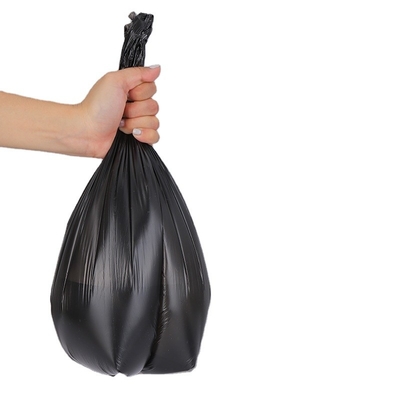 Grote zwarte, platte plastic zak met dikke mond