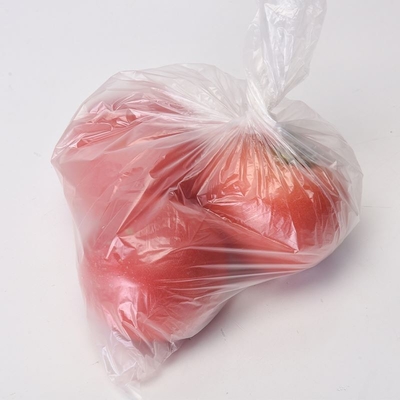 Beige heldere plastic zakken op rol voor huishoudelijke voedingsmiddelen