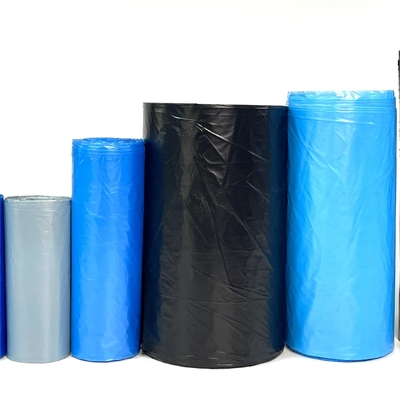 Zwarte plastic vuilniszak met een hoge dichtheid