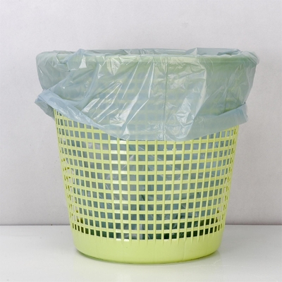 Zwarte plastic vuilniszak met een hoge dichtheid