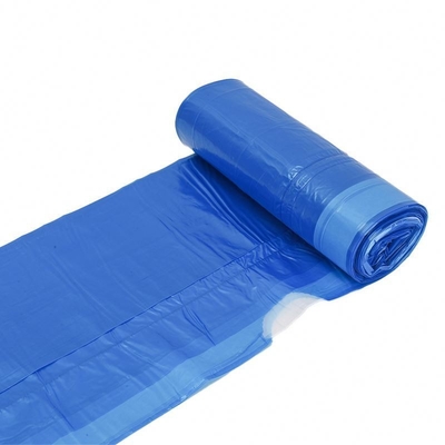 Dikke, kleurrijke plastic vuilniszakken op rol voor schoon afvalbeheer