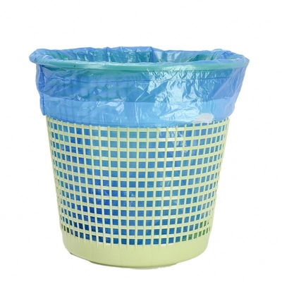 Dikke, kleurrijke plastic vuilniszakken op rol voor schoon afvalbeheer